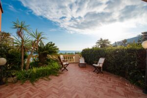 [:en]AG-DOM 1298 - Apartment in villa with seaview terrace for sale in Ospedaletti[:it]AG-DOM 1298 - Appartamento in villa con terrazzo vista mare in vendita Ospedaletti[:ru]AG-DOM 1298 - Квартира в вилле на продажу в Оспедалетти[:fr]AG-DOM 1298 - Appartement dans une villa avec terrasse vue mer à vendre à Ospedaletti[:]